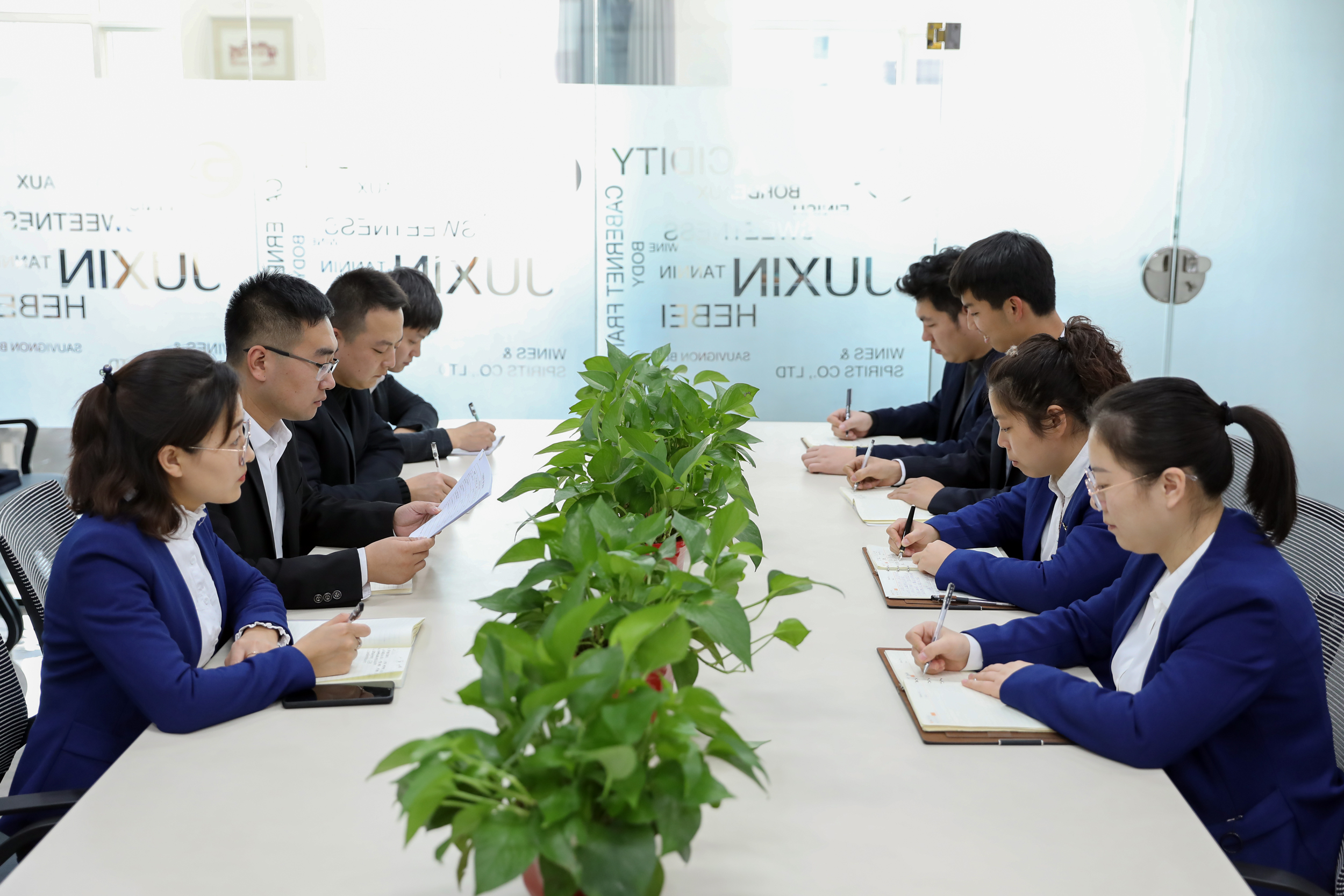 互拜師，同提高！巨鑫酒業廣告傳媒事業部“互拜師”學習成果檢驗圓滿完成